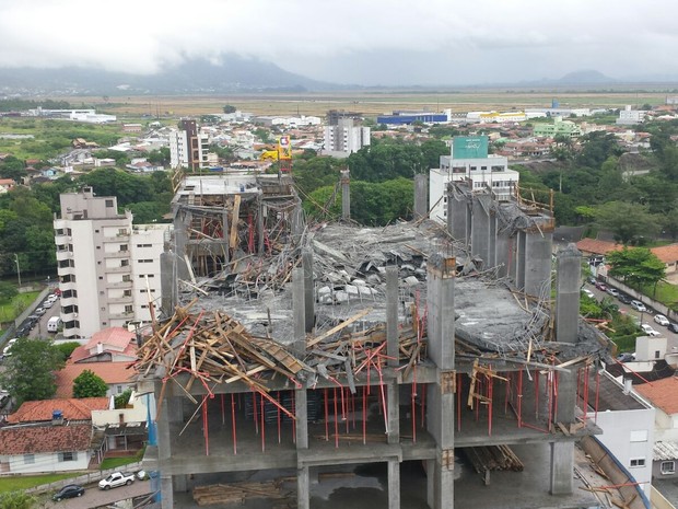 Prédio em construção teve parte da laje comprometida. (Foto: Rafael Marques/Divulgação)