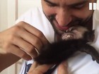 Latino faz com o macaco a mesma brincadeira que o pai fazia com ele