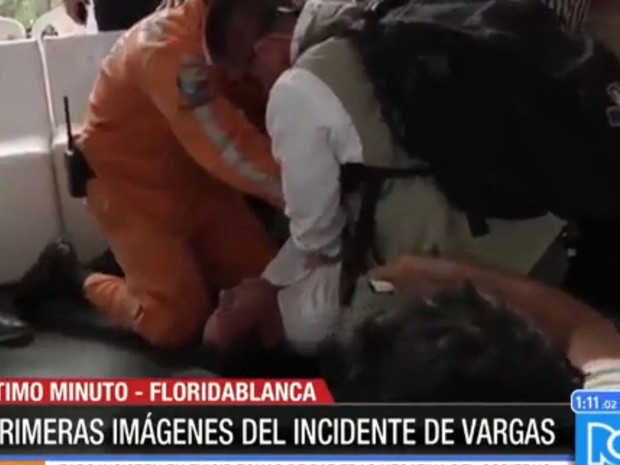 Imagem da redecolombiana Notícias RCN do momento em que o vice-presidente Germán Vargas desmaia em palco (Foto: Reprodução/Noticias RCN)