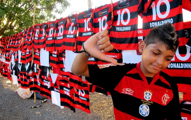 camisas de ronaldinho gaúcho a venda no estádio albertão, em teresina o pequeno vendedor Daves Dias, 12 anos (Foto: Janir Junior / Globoesporte.com)