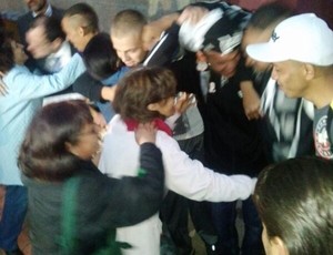 Corintianos libertados em Oruro (Foto: Joel Carneiro / TV Globo)