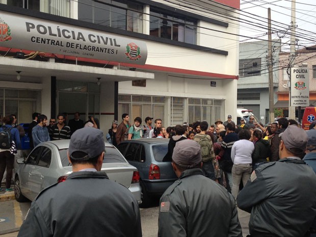 Estudantes aguardavam registro da ocorrência da reintegração de posse do lado de fora da delegacia (Foto: Tatiana Santiago/G1)