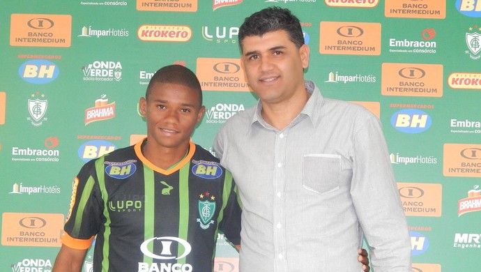 Juninho foi apresentado por Sidiclei Menezes, diretor de futebol do América-MG (Foto: Divulgação/AFC)
