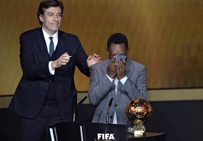 Pele, bola de ouro da FIFA (Foto: AFP)