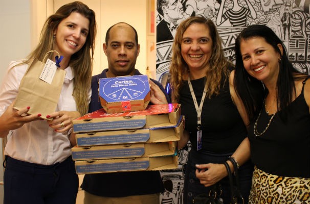 Pizzas quentinhas para alegria dos mídias  (Foto: Divulgação/ Marketing TV Gazeta)