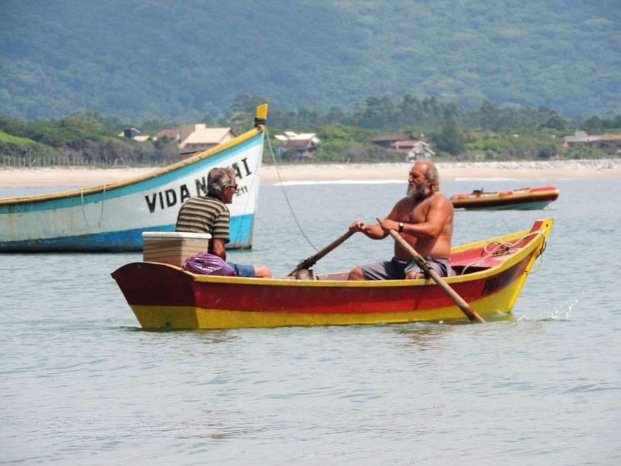 Aos 69 anos, Sperandio (de listrado) conta que pesca desde os 10   (Foto: Géssica Valentini/G1)
