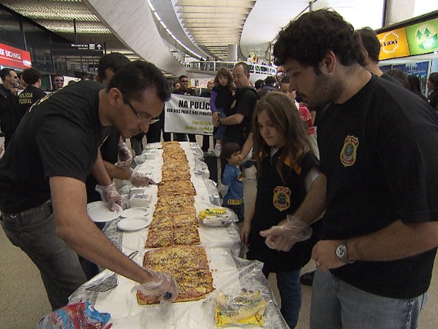 PF serviu pizza no Aeroporto de Confins (Foto: Reprodução/TV Globo)