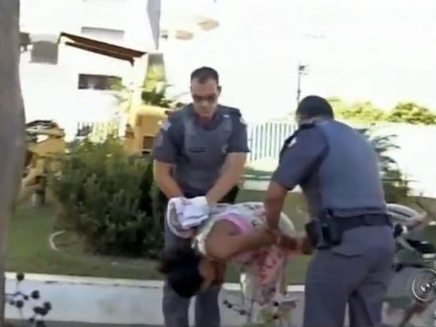 Mulher foi presa em flagrante após roubar idoso em Assis (Foto: Reprodução/TV TEM) Mulher com bebê rouba idoso e esconde dinheiro em carrinho (Foto: Reprodução/TV TEM)