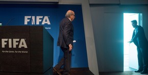 Blatter entrega cargo coletiva Fifa (Foto: VALERIANO DI DOMENICO / AFP) Blatter entrega cargo coletiva Fifa (Foto: VALERIANO DI DOMENICO / AFP)