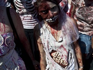 Zumbi caminha pela orla de Copacabana (Foto: Ariel Subirá /Futura Press/Estadão Conteúdo)