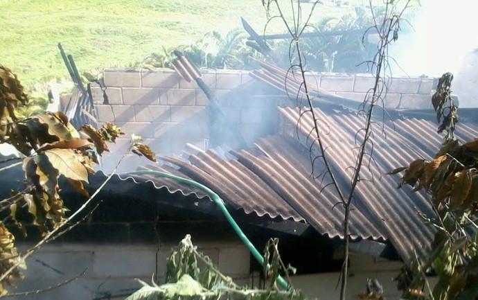 Casa incendiada dos pais dos irmãos Falcão (Foto: Divulgação/Bombeiros Voluntários de Santa Maria de Jetibá)