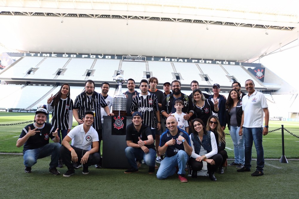 Basílio comanda primeiro tour pela Arena Corinthians guiado por ídolo