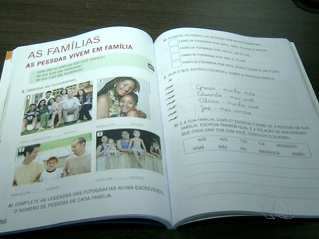Livros didáticos ideologia de gênero (Foto: Reprodução/TV Anhanguera)