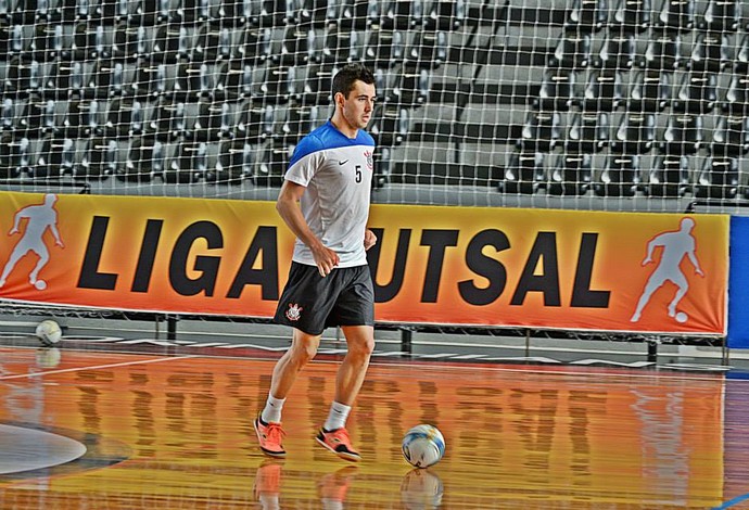 Após cumprir suspensão, Neto se diz ansioso por estreia no Corinthians