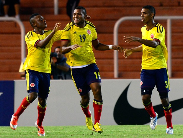 Borja (19) comemora um de seus três gols contra a Bolívia (Foto: AFP)