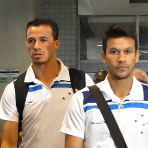 Leandro Damião e Henrique no desembarque do Cruzeiro em São Paulo (Foto: Marco Astoni)