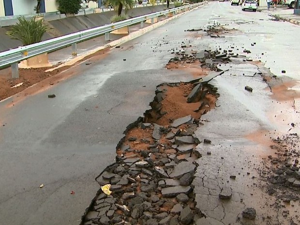 Após nível da água baixar, asfalto cedeu e abriu um buraco na Avenida Hélio Palermo (Foto: Reprodução/EPTV) Após nível da água baixar, asfalto cedeu e abriu um buraco na Avenida Hélio Palermo (Foto: Reprodução/EPTV)