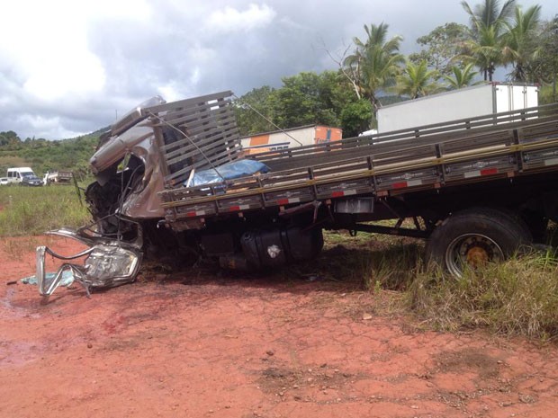 Acidente aconteceu por volta das 7h20 de terça-feira (1), no trecho do km-296 da BR-101, no município de Valença, na Bahia (Foto: Marcus Augusto Macedo / Voz da Bahia)