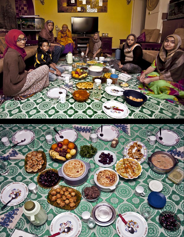 Família celebra o Iftar ao fim de um dia do Ramadã em Nairóbi, no Quênia (Foto: Sayyid Azim/AP)