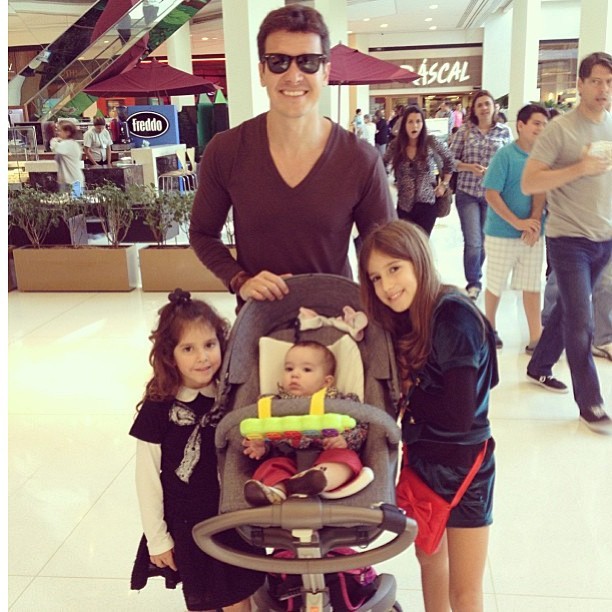 Rodrigo Faro paparica as filhas (Foto: Reprodução/Instagram)