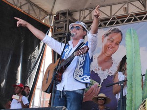 O cantor Flávio Leandro se apresnetou durante o ato na Concha Acústica (Foto: Yuri Matos/G1)