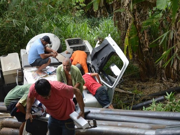 Parte da carga foi saqueada (Foto: Luzamir Carneiro/jgnoticias)