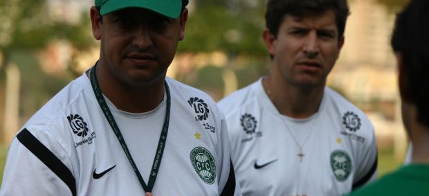 Marquinhos Santos, técnico do Coritiba, e o auxiliar Tcheco (Foto: Divulgação / Coritiba)