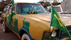 Carro pintado nas cores do Brasil em Cuiabá do Sargento Brasileiro (Foto: Robson Boamorte)
