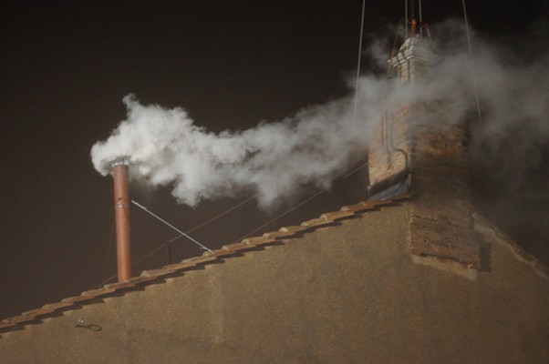 Fumaça branca: cardeais elegem novo papa (Foto: AP Photo/Dmitry Lovetsky)