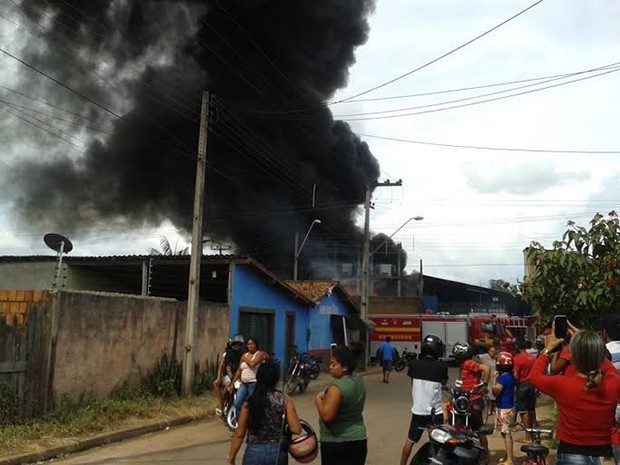 Grande nuvem de fumaça dá a dimensão do incêndio  (Foto: João Rodrigues/TV Mirante)