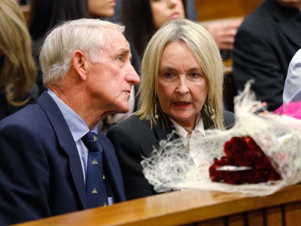 June Steenkamp, mãe da modelo Reeva Steenkamp, morta na casa de Pistorius. (Foto: Kim Ludbrook / Pool / Via Reuters) June Steenkamp, mãe da modelo Reeva Steenkamp, morta na casa de Pistorius. (Foto: Kim Ludbrook / Pool / Via Reuters)