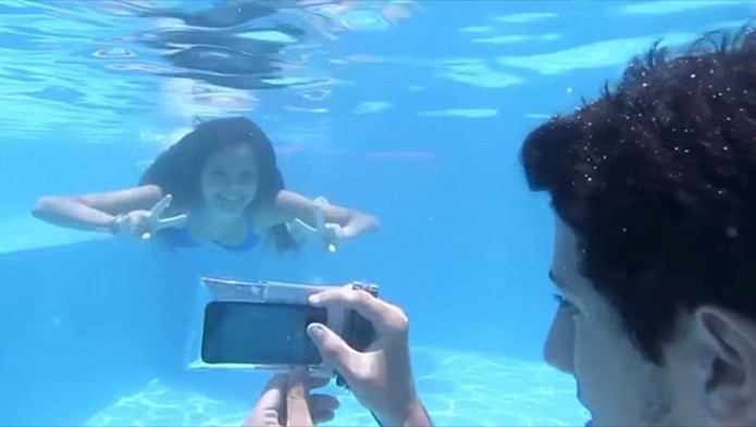 Capinhas à prova dágua permitem mergulhar com celular na piscina ou na praia (Foto: Divulgação/Dartbag)