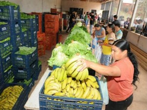 A cada 15 dias feira livre é montada nos bairros para os moradores trocarem as moedas (Foto: Divulgação/Prefeitura de Umuarama)