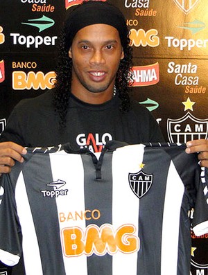 Ronaldinho na coletiva do Atlético-MG (Foto: Leonardo Simonini / Globoesporte.com)