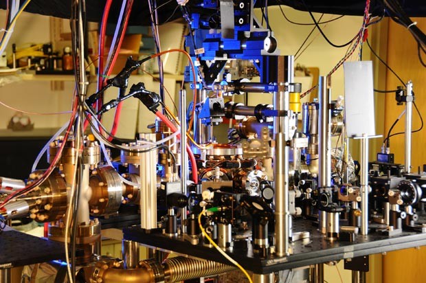 Foto mostra o relógio atômico ultra estável fabricado por cientistas americanos. O relógio de itérbio é mais preciso do que qualquer outro relógio atômico.  (Foto: AFP Photo/NIST)