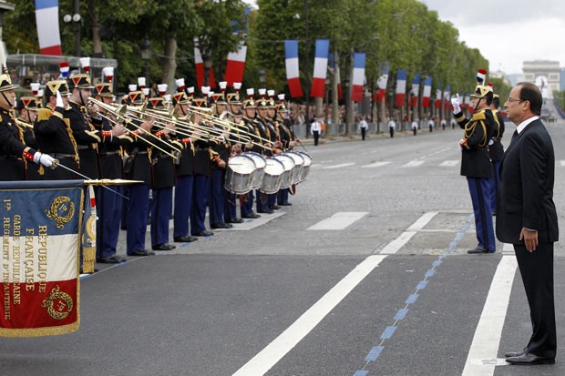 O novo presidente da França, François Hollande, passa a Guarda Republicana em revista durante as festividades do Dia da Bastilha, em Paris, neste sábado (14) (Foto: AFP)