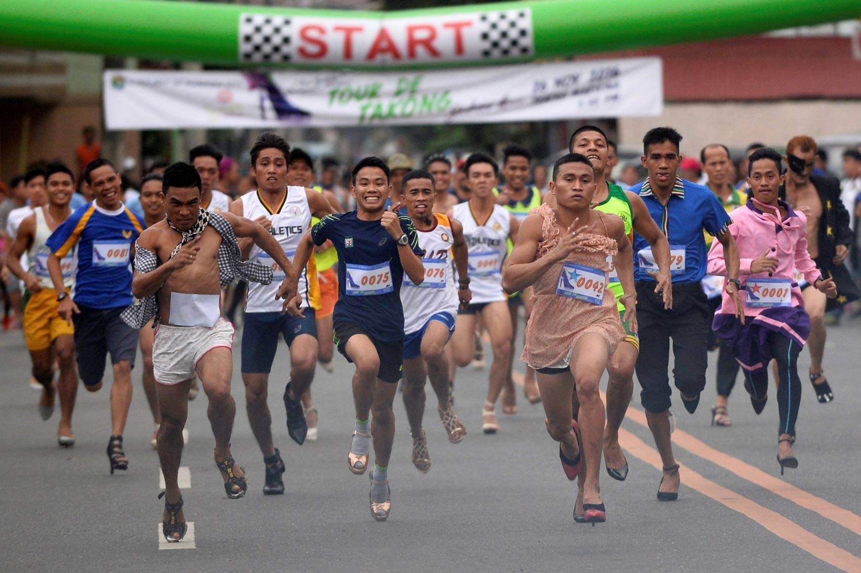 Dezenas disputam corrida com sapatos de salto alto nas Filipinas - Globo.com
