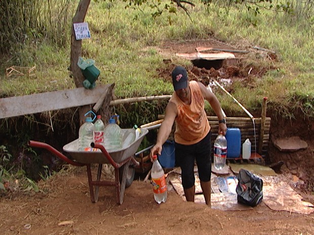 Moradores estão buscando água nas minas em Pará de Minas (Foto: Reprodução/TV Integração) Moradores estão buscando água nas minas em Pará de Minas (Foto: Reprodução/TV Integração)