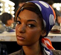 Modelo Karen Rodrigues no backstage da Salinas, no Fashion Rio (Foto: AgNews/André Muzzell) Modelo Karen Rodrigues no backstage da Salinas, no Fashion Rio (Foto: AgNews/André Muzzell)