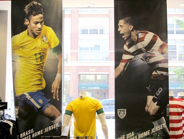 Neymar Dempsey camisas amistoso Brasil x EUA (Foto: Márcio Iannacca / Globoesporte.com)