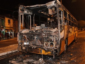 Ônibus foram queimados, em São Luís, durante ataques nessa sexta-feira (3). (Foto: De Jesus/O Estado)