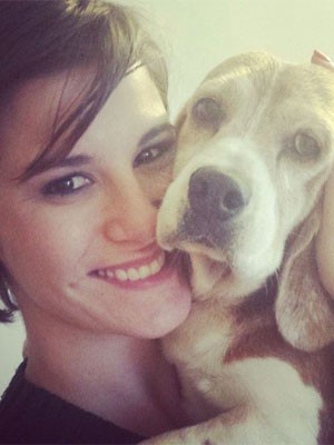 Dani Moreno resgatou um cão da raça beagle e incentiva a procura de novos lares para os pets (Foto: Reprodução/Instagram)