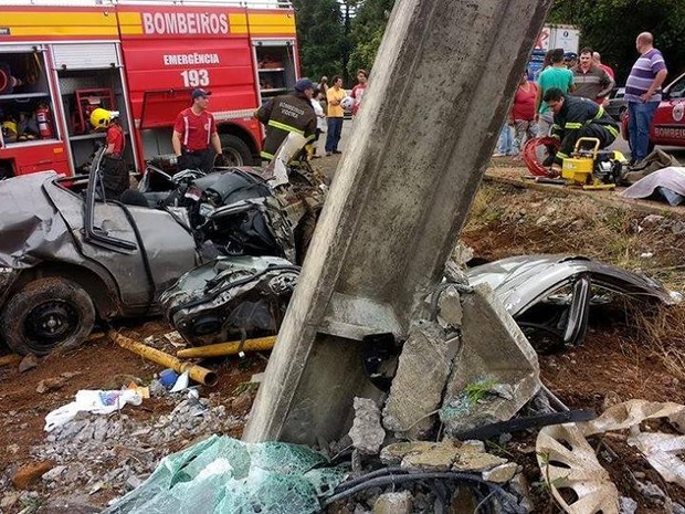 G1 Jovem Morre E Carro Fica Destruído Após Batida Em Poste No Oeste De Sc Notícias Em Santa 5213