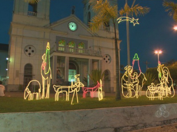 Artesão constrói enfeites de natal com ferro e pisca-pisca e ilumina as noites de Porto Velho (Foto: Reprodução/TV Rondônia)