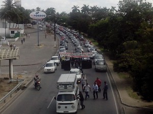 Carreata fecha as três vias da Avenida Durval de Goés Monteiro. (Foto: Derek Gustavo/G1)