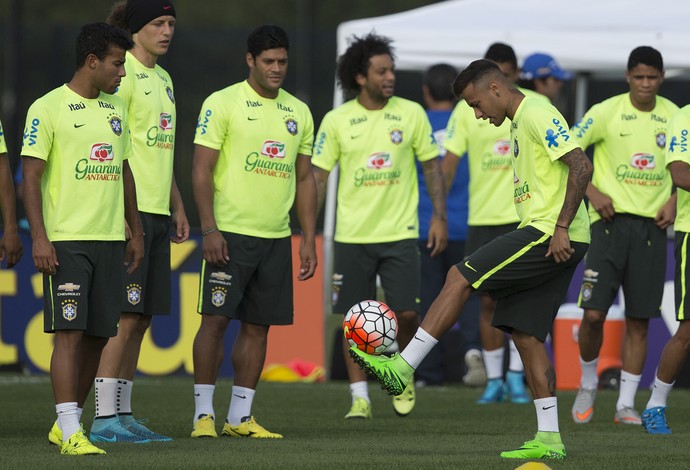Neymar domina bola em treino do Brasil (Foto: Leo Correa / MoWA Press)