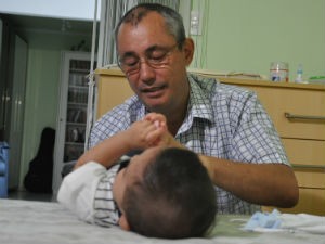 Para cuidar do bebê antes do benefício, Luiz pediu férias e folgas  (Foto: Laura Toledo/G1MS)