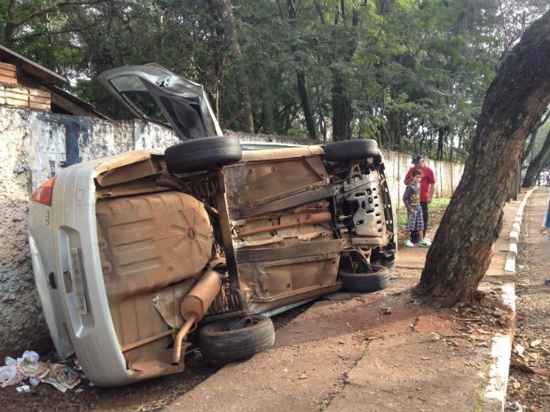 Carro virado em Foz do Iguaçu 2 (Foto: Izabelle Ferrari / RPC TV)