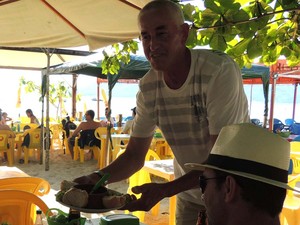 Luiz mora na Praia do Forte, onde é dono de um restaurante (Foto: Géssica Valentini/G1)