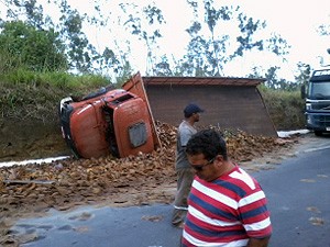 Caminhões precisam fazer desvio por conta de acidentes na BR-101 (Foto: Joselito Filho/Arquivo Pessoal)